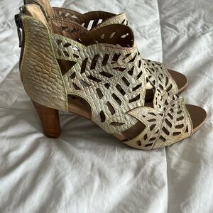 L’Artiste Women's Cream/Green Heeled Sandals